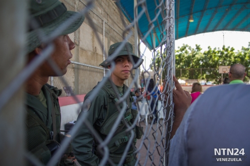 Un militar resguarda el centro de validación de firmas para el revocatorio en Cabimas, estado Zulia