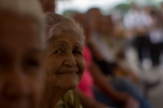 Una anciana sonríe mientras cumple 5 horas en fila para validar su firma en Valencia, estado Carabobo. La población de la tercera edad predominó en el proceso que impuso el CNE. 21 de junio.